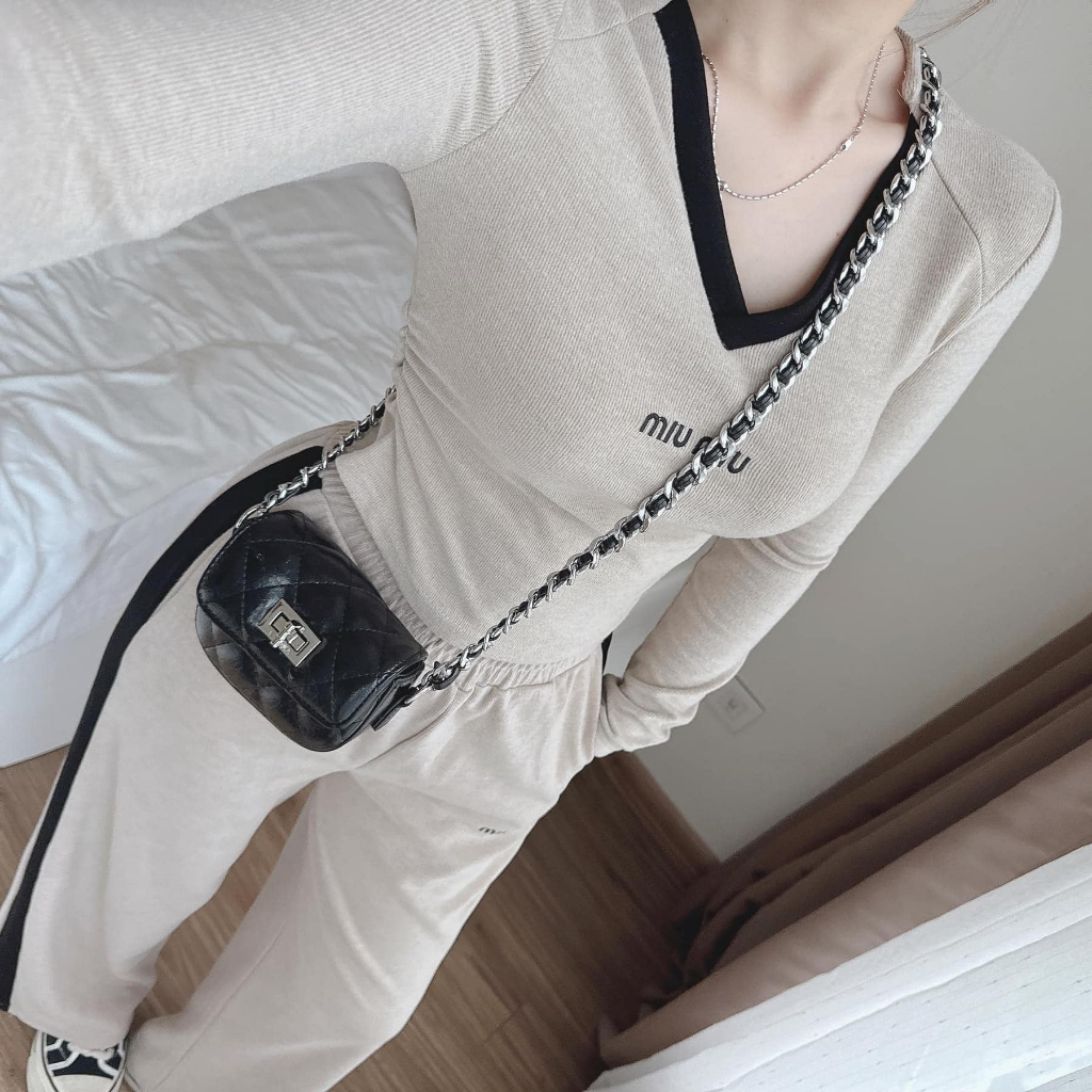 Set đồ nữ dài tay thể thao phong cách năng động Lily, đồ bộ nữ áo thun cổ V phối quần suông cạp chun 3 màu HCOM3335 - Hình 6