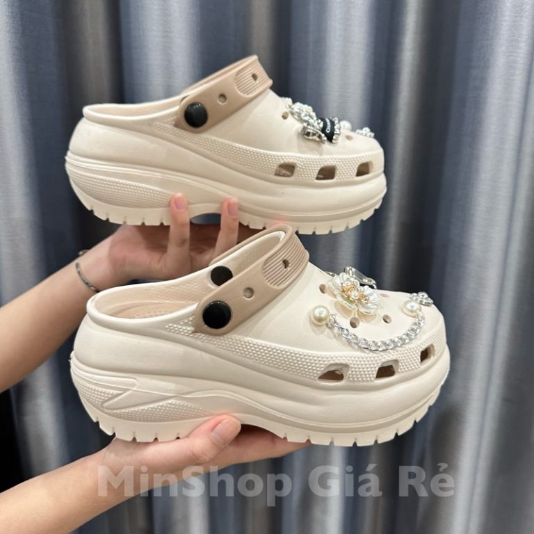 Dép sục nữ charm đá Ngẫu Nhiên – Liệu có xứng đáng với sự quan tâm?