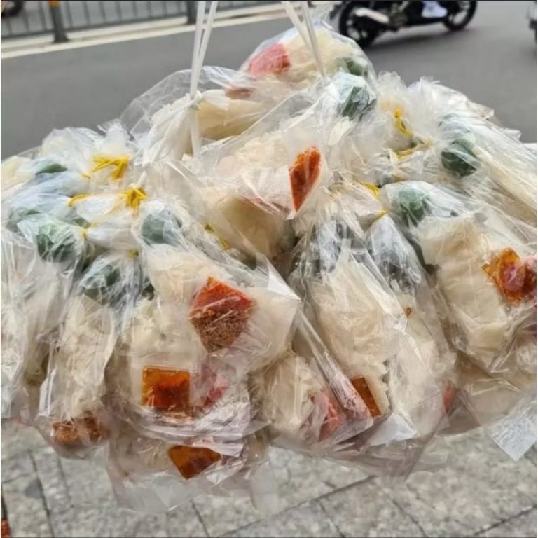 “Combo Xâu 10 Bịch Bánh Tráng SATẾ XÂU VÒ Kèm Tắc – Hương vị tuổi thơ hay chỉ là chiêu trò?”